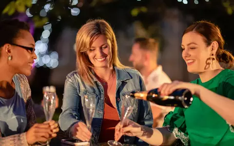 Tips for a cheap night out with girlfriends having bubbly